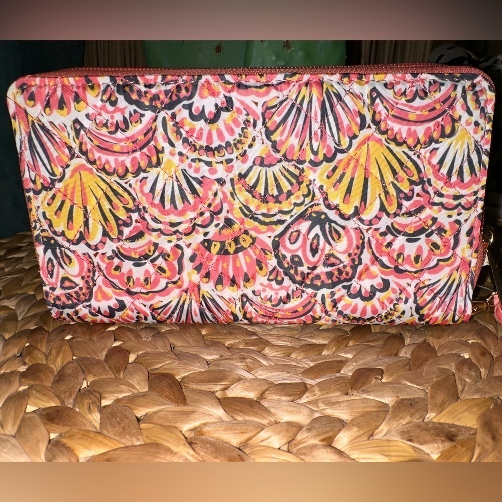 NWT Simply Southern Quilted Phone Wallet in Shell Pattern - Picture 3 of 10